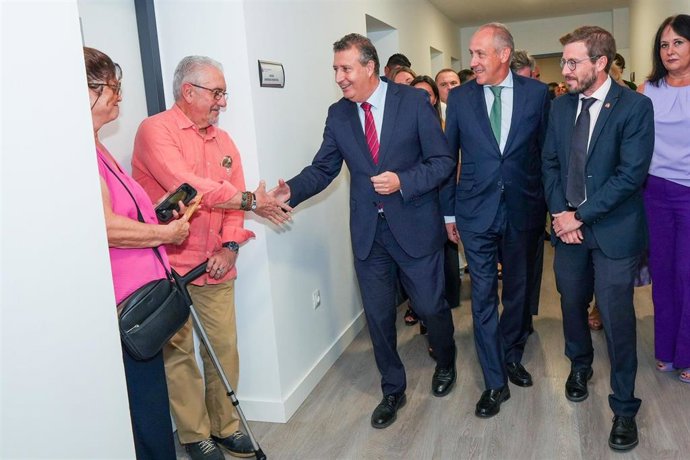Imagen de la inauguración del nuevo centro cultural Tomás de Ybarra de Tomares