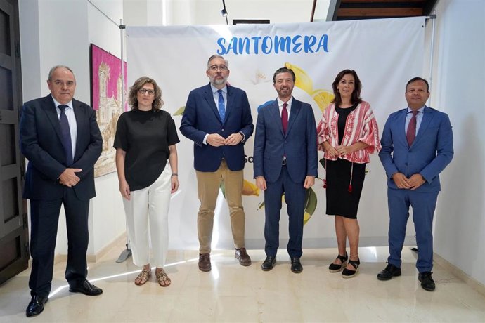 Imagen de la firma del convenio de colaboración del Ayuntamiento de Santomera con la FREMM.