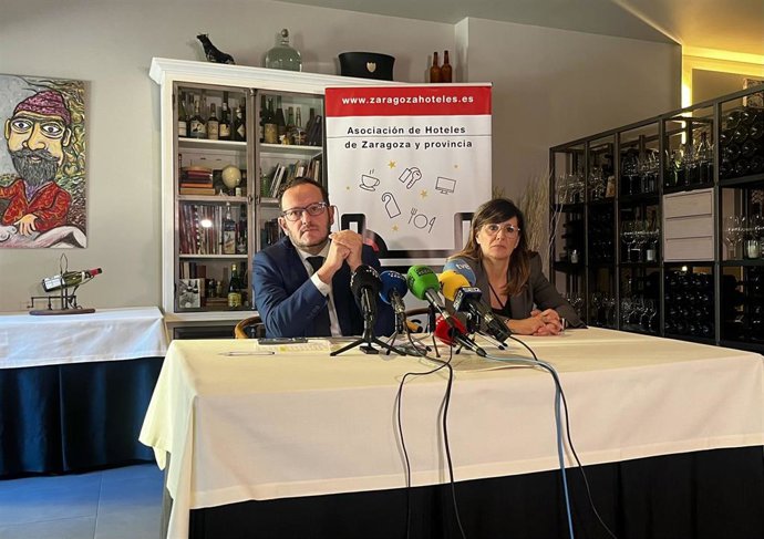 El presidente de la Asociación de Hoteles de Zaragoza y provincia, Antonio Presencio, junto a la directora del Hotel Oriente, Mónica Bolea, en la rueda de prensa para informar sobre los datos de ocupación en las Fiestas del Pilar.