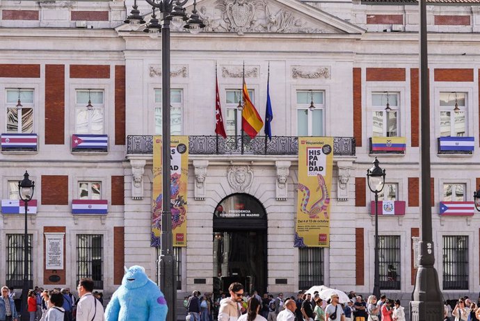 Arranca Hispanidad 2024 con la Real Casa de Correos engalanada con las banderas de las 32 nacionalidades participantes