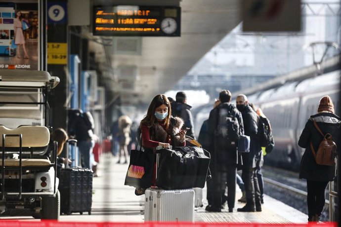 Archivo - Varios pasajeros en una estación de trenes de Roma