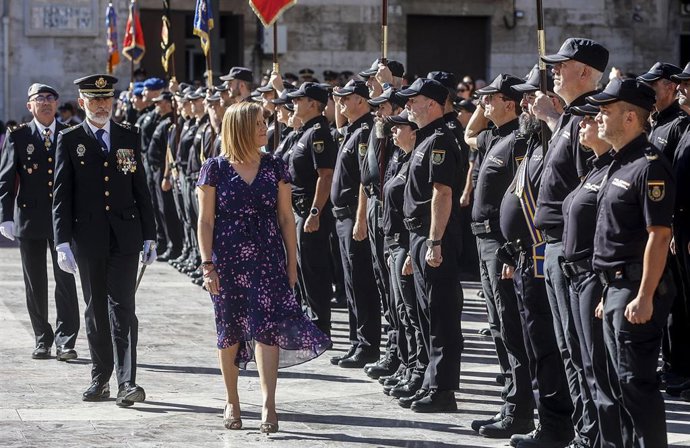 La delegada del Gobierno en la Comunitat Valenciana, Pilar Bernabé, preside, junto al Jefe Superior de Policía en la Comunitat Valenciana, Carlos Gajero, los actos con motivo del Día del patrón de la Policía Nacional. Plaza de la Virgen.