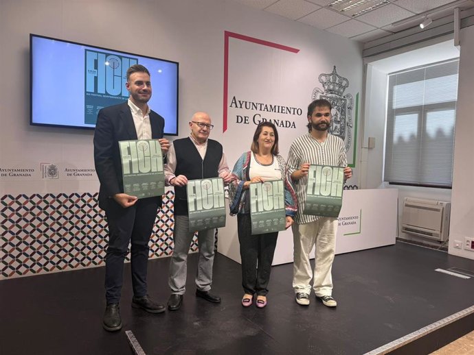 El concejal de Juventud del Ayuntamiento de Granada, Fernando Parra, en la presentación del FICH, compañado por la presidenta de la Asociación de Vecinos de la Chana, Paqui López Sanz.