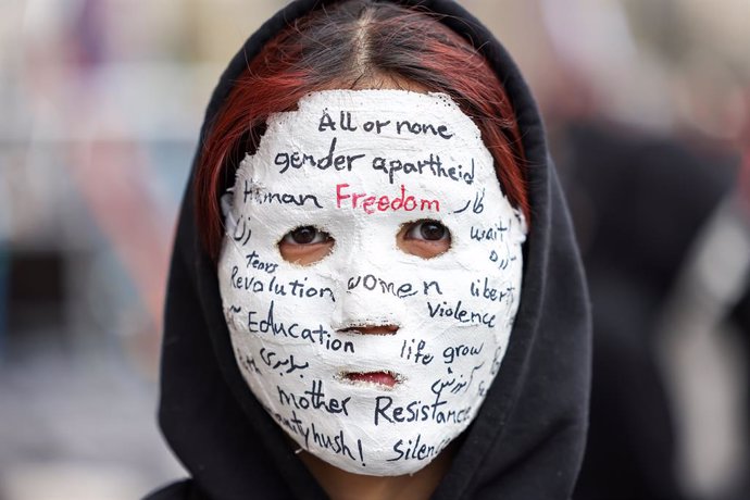 Archivo - 08 March 2023, Berlin: A masked woman takes part in a demonstration by Afghan women's and diaspora groups against the Taliban in Afghanistan and to demand more rights and self-determination for women in their country. Photo: Gerald Matzka/dpa