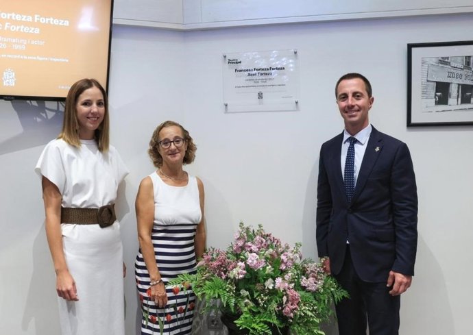 Inauguración de la placa conmemorativa a Xesc Forteza en el Teatro Principal de Palma.