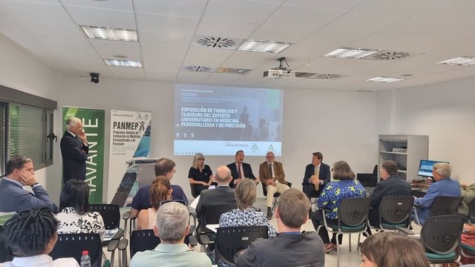 El rector de la UNIA, José Ignacio García, ha intervenido en el acto de clausura del programa formativo en Medicina Personalizada y de Precisión, en su segunda edición como Experto Universitario.