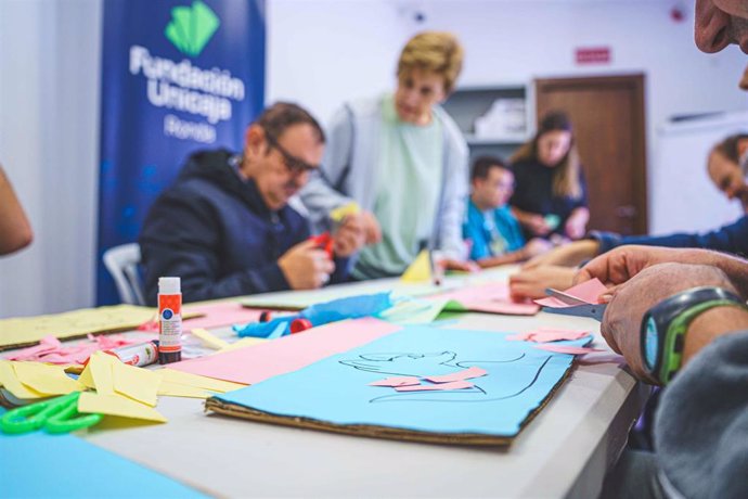 Alrededor de 200 niños y mayores se beneficiarán de la nueva edición de los talleres de arteterapia de la Fundación Unicaja. Se amplía el alcance del programa cuyos talleres se van a celebrar en Ronda, Málaga, Cádiz, Sevilla y Almería.