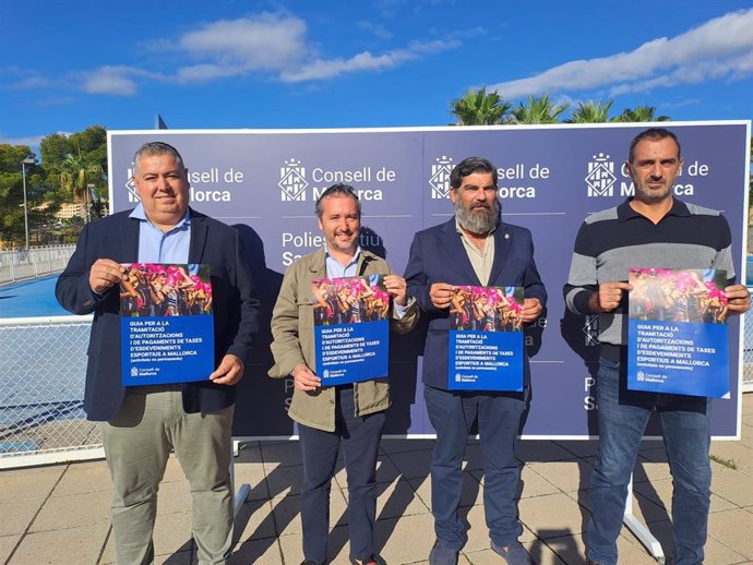 Los consellers insulares de Territorio, Movilidad e Infraestructuras, Fernando Rubio, y de Medio Ambiente, Medio Rural y Deportes, Pedro Bestard, presentan la guía para organizar eventos deportivos en Mallorca.