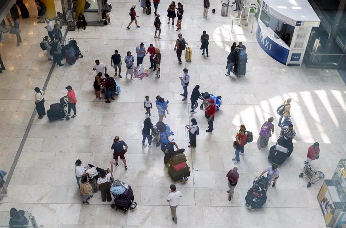 Archivo - Varias personas con maletas en la terminal T4 del aeropuerto Adolfo Suárez Madrid-Barajas, a 30 de agosto de 2024, en Madrid (España).  