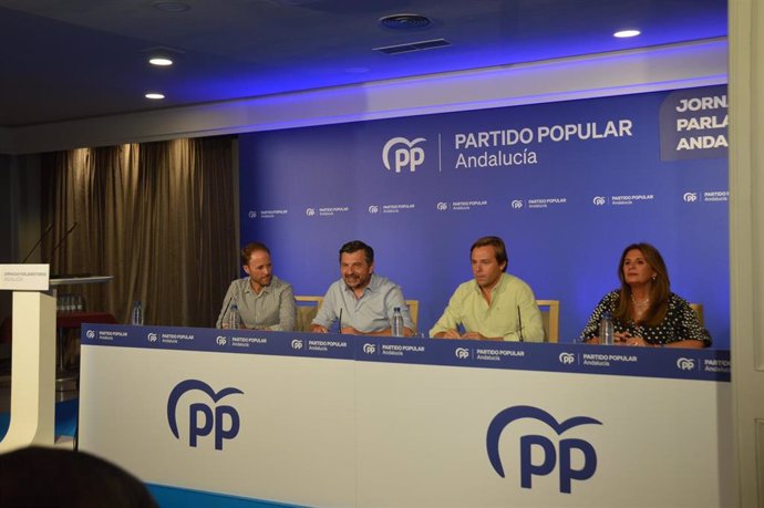 El portavoz del PP-A en el Parlamento, Toni Martín, y el secretario general de este partido, Antonio Repullo, este viernes durante unas jornadas parlamentarias en Linares (Jaén).