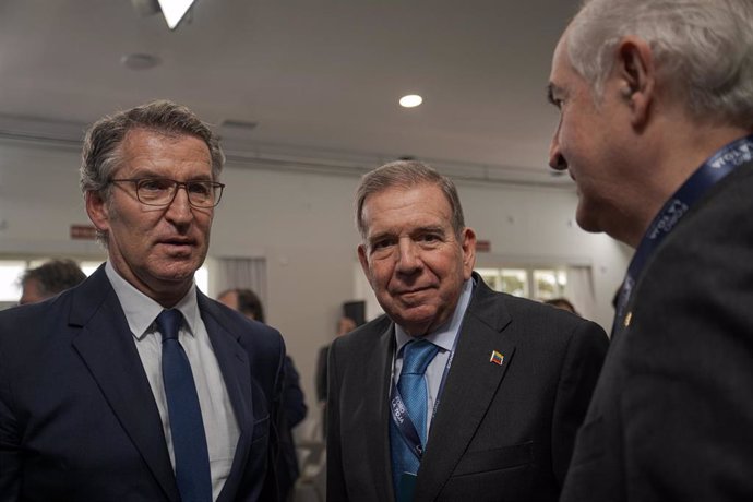 El líder opositor de Venezuela, Edmundo González saluda al presidente del Partido Popular, Alberto Núñez Fiejóo, durante la segunda jornada del Foro La Toja, a 4 de octubre de 2024, en la Illa de Toxa, Pontevedra, Galicia (España). El Foro La Toja – Víncu