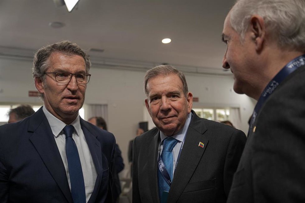 El líder opositor de Venezuela, Edmundo González saluda al presidente del Partido Popular, Alberto Núñez Fiejóo, durante la segunda jornada del Foro La Toja, a 4 de octubre de 2024, en la Illa de Toxa, Pontevedra, Galicia (España). El Foro La Toja  Vín