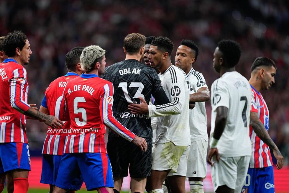Jude Bellingham of Real Madrid fights with Jorge Resurreccion Koke of Atletico de Madrid during the Spanish League, LaLiga EA Sports, football match played between Atletico de Madrid and Real Madrid at Civitas Metropolitano stadium on September 29, 2024