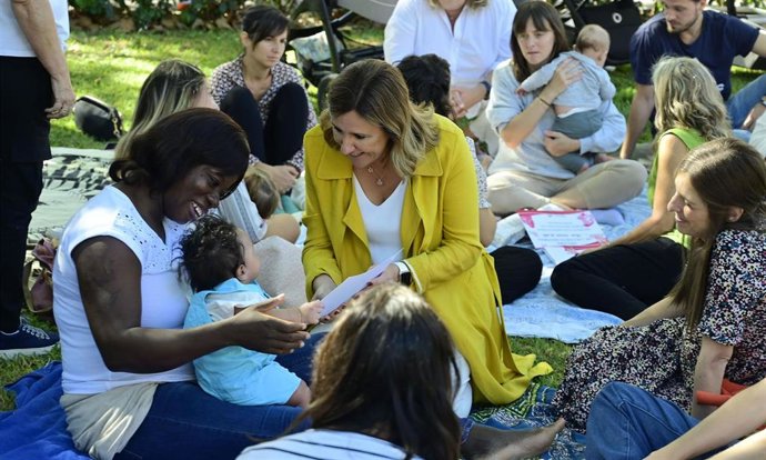 La alcaldesa de Valncia, María José Catalá, en el macro taller de lactancia materna celebrado al aire libre, frente a la puerta de Maternidad del Hospital Clínico, con motivo de la Semana Europea de la Lactancia Materna.
