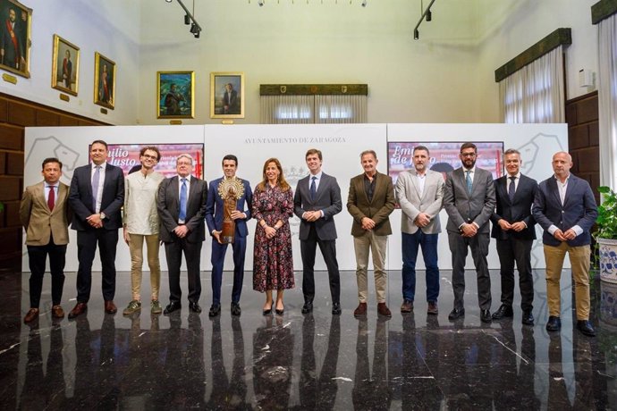 Zaragoza premia al 'Triunfador' de la pasada Feria del Pilar, el torero Emilio de Justo