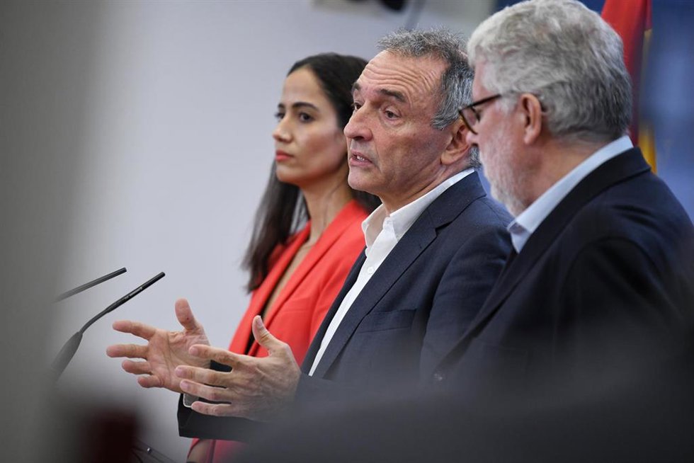 Archivo - (I-D) El portavoz parlamentario de IU y diputado de Sumar, Enrique Santiago; la diputada de Sumar, Tesh Sidi y el diputado de Sumar Agustín Santos, durante una rueda de prensa en el Congreso, a 30 de noviembre de 2023, en Madrid (España).