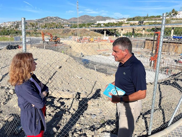 La delegada de la Junta de Andalucía en Málaga, Patricia Navarro, y el alcalde de Nerja visitan las obras de construcción del futuro centro de salud.