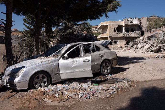 Un vehículo y viviendas destruidas tras una serie de bombardeos de Israel contra el valle de la Becá, en Líbano (archivo)