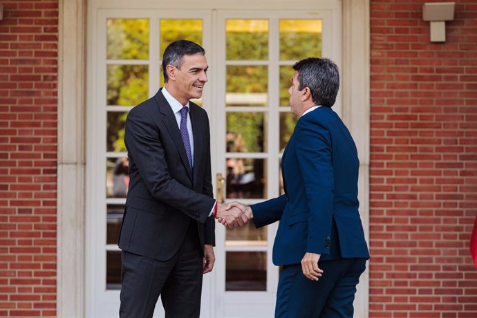 El presidente del Gobierno, Pedro Sánchez (i), durante su reunión con el presidente de la Comunitat Valenciana, Carlos Mazón (d), en el Complejo de La Moncloa