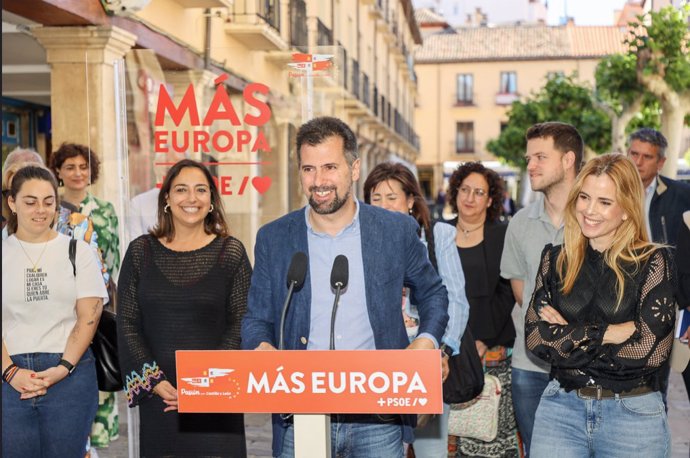 Archivo - Andrés y Tudanca con otros cargos socialistas en el acto de  Palencia.