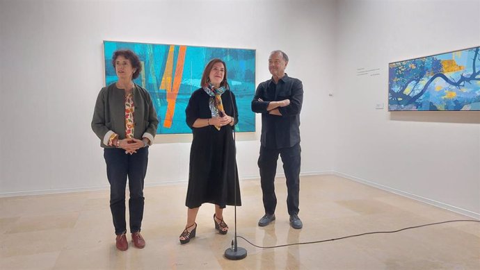 La consejera municipal de Cultura, Educación y Turismo, Sara Fernández, junto a la jefa de servicio, Roma Erice, y el artista, Paco Simón.