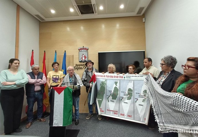 El portavoz de la Plataforma de Asturias por Palestina,  Miguel San Miguel, durante la rueda de prensa, acompañado de representantes de PSOE, IU y Podemos de Gijón, para anunciar la manifestación a favor del pueblo palestino.
