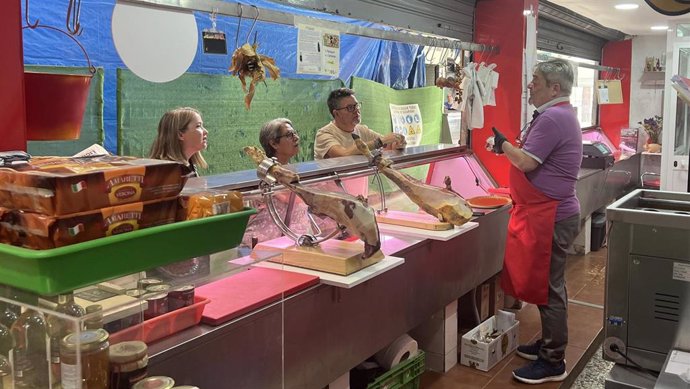 La responsable de Comercio en el grupo socialista, Mari Carmen Sánchez, junto al responsable del distrito en el PSOE, Jorge Quero, y la secretaria general de la agrupación socialista Miraflores-Trinidad, Alicia Murillo, en el Mercado de Bailén.