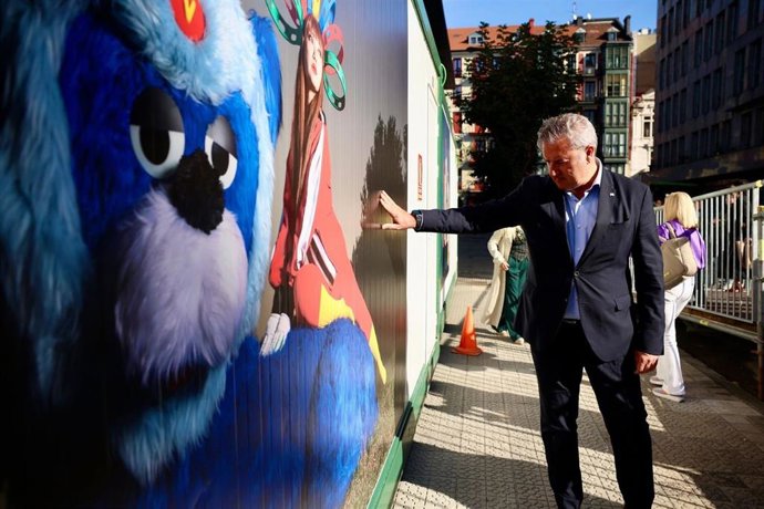 Creación artística en un comercio del Ensanche de Bilbao en el marco de la iniciativa 'Arte Peatonal'