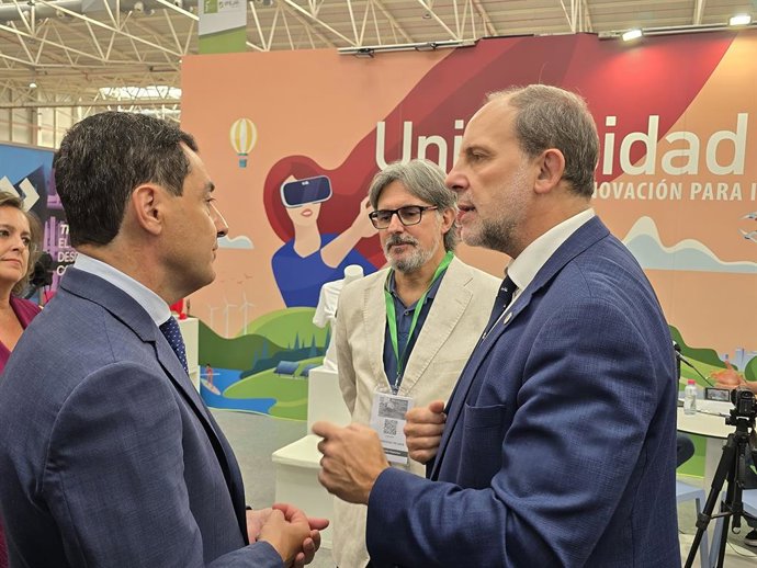 Nicolás Ruiz (d), recibe al presidente de la Junta, Juanma Moreno, en el estand de la UJA en Tierra Adentro.