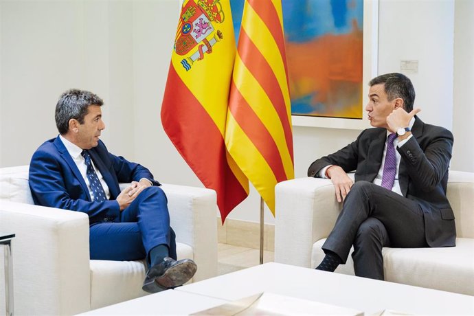 El presidente del Gobierno, Pedro Sánchez (d), durante su reunión con el presidente de la Comunitat Valenciana, Carlos Mazón (i), en el Complejo de La Moncloa