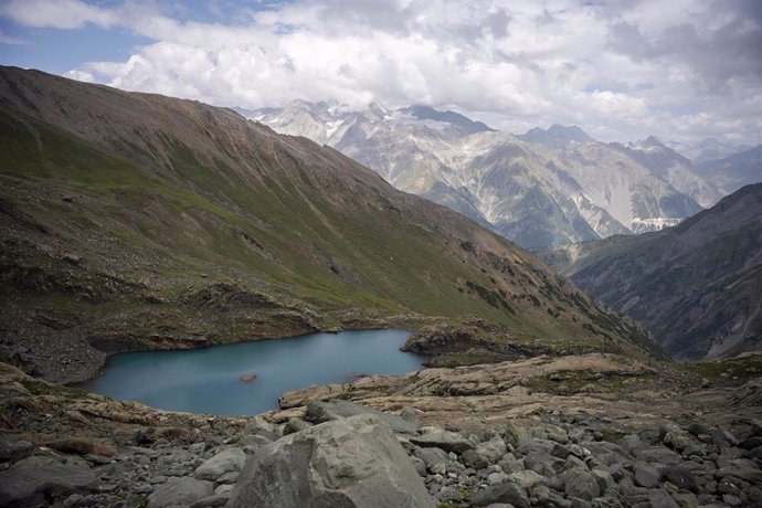 Archivo - Vista del lago Durinar, una de las formaciones glaciales pertenecientes al Himalaya.