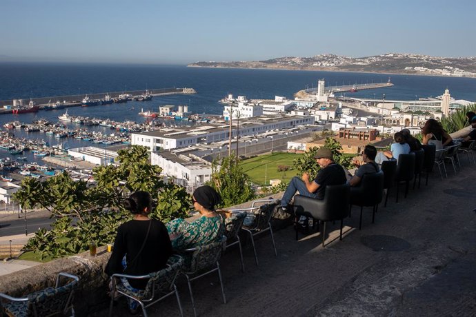 Archivo - July 27, 2024, Tanger, Morocco: A group of people enjoy a panoramic view of the Port of Tangier during a summer afternoon.