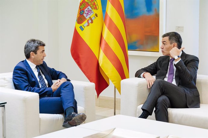 El president del Govern, Pedro Sánchez (d), durant la seua reunió amb el president de la Comunitat Valenciana, Carlos Mazón (e), al Complex de la Moncloa