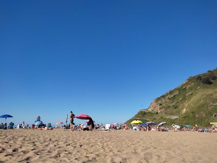 Archivo - Playa de Orio (Gipuzkoa) en una jornada soleada