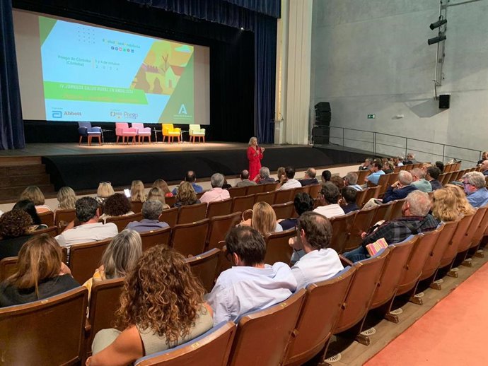 Rocío Hernández (al fondo), durante su intervención en la clausura de la IV Jornada de Salud Rural en Andalucía, celebrada en Priego de Córdoba.
