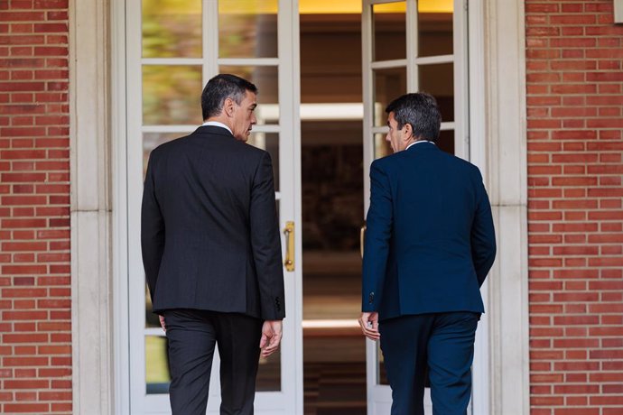 El president del Govern, Pedro Sánchez (e), durant la seua reunió amb el president de la Comunitat Valenciana, Carlos Mazón (d), al Complex de la Moncloa