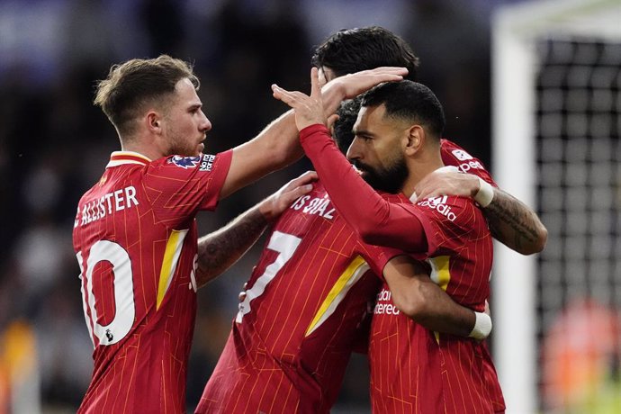 28 September 2024, United Kingdom, Wolverhampton: Liverpool's Mohamed Salah (R) celebrates with Alexis Mac Allister and teammates after scoring their side's second goal of the game during the English Premier League soccer match between Wolverhampton Wande