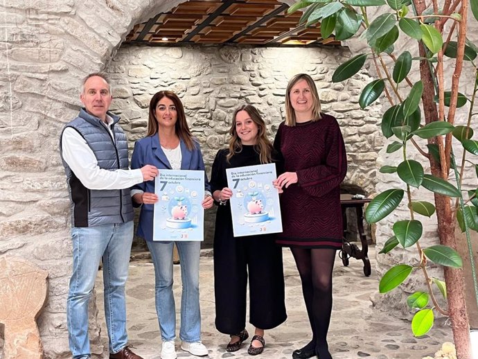 Presentación de las charlas sobre conocimientos financieros impulsadas por el Ayuntamiento de Jaca y Caja Rural de Aragón.