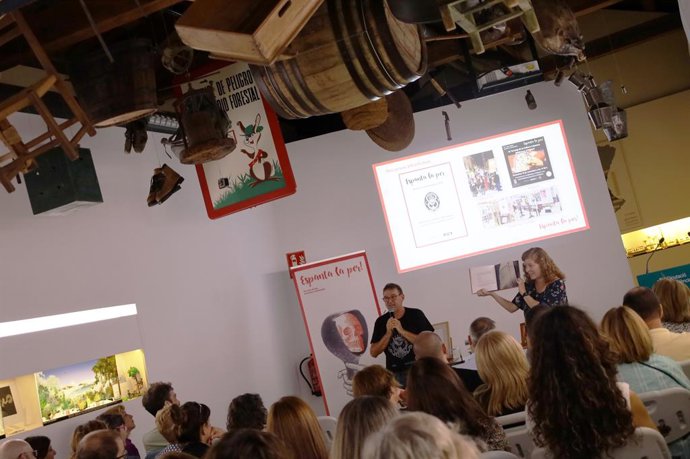 L'ETNO transforma objetos populares como la cuna y el brasero para mostrar el miedo valenciano