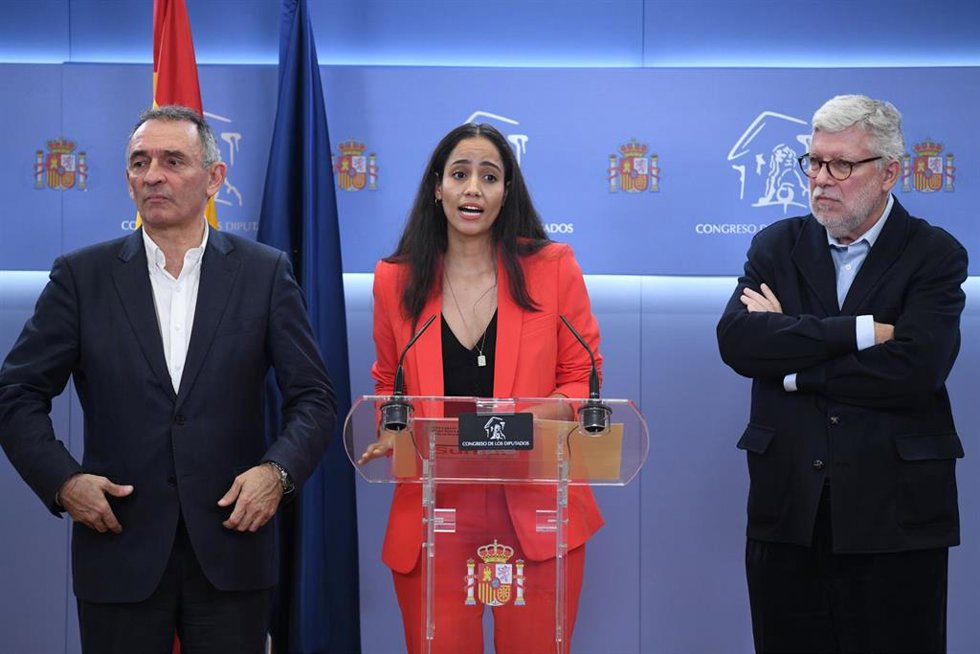 Archivo - (I-D) El portavoz parlamentario de IU y diputado de Sumar, Enrique Santiago; la diputada de Sumar, Tesh Sidi y el diputado de Sumar Agustín Santos, durante una rueda de prensa en el Congreso de los Diputados, a 30 de noviembre de 2023, en Madr