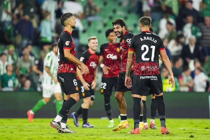 Players of RCD Mallorca celebrate the victory during the Spanish league, La Liga EA Sports, football match played between Real Betis and RCD Mallorca at Benito Villamarin stadium on September 23, 2024, in Sevilla, Spain.