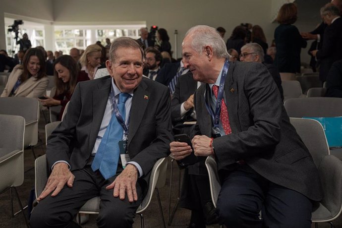 El líder opositor de Venezuela, Edmundo González (i), asiste a la conferencia ofrecida por Alberto Núñez Feijóo durante la segunda jornada del Foro La Toja, a 4 de octubre de 2024, en la Illa de Toxa, Pontevedra, Galicia (España).