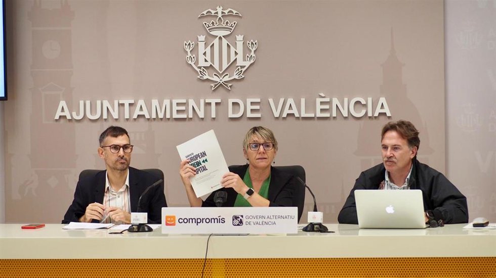 La portavoz de Compromís en el Ayuntamiento de Valncia, Papi Robles (c), junto al edil de esta formación Sergi Campillo (i) y Giuseppe Grezzi (d).