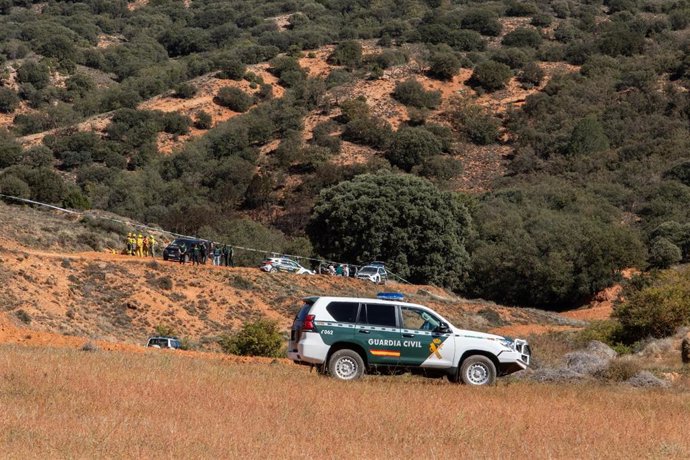 Varios vehículos de la Guardia Civil en las inmediaciones de la zona en la que ha caído el caza F18, a 4 de octubre de 2024, en Teruel.