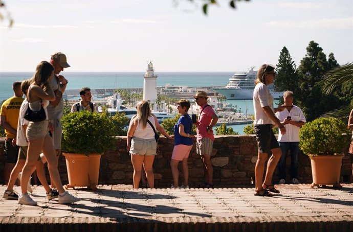 Turista visitando la ciudad. A 27 de septiembre de 2024, en Málaga (Andalucía, España). 