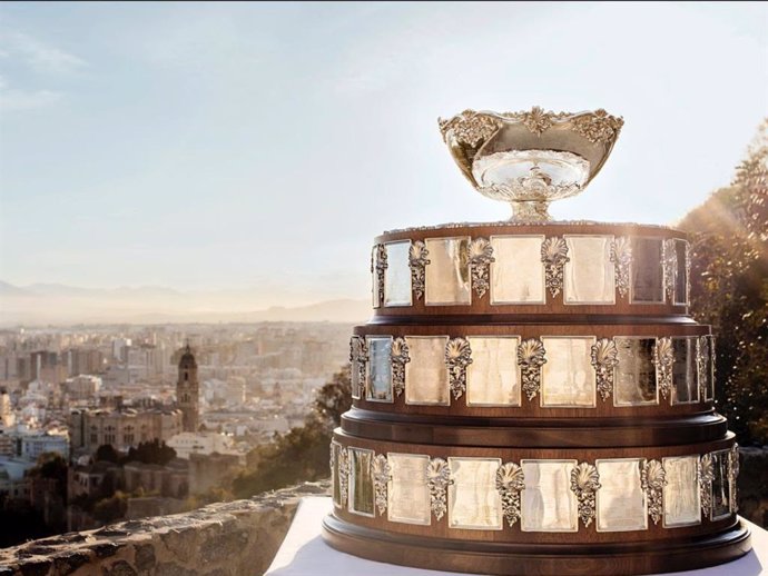 Archivo - El trofeo de la Ensaladera de la Copa Davis con una vista panorámica de Málaga