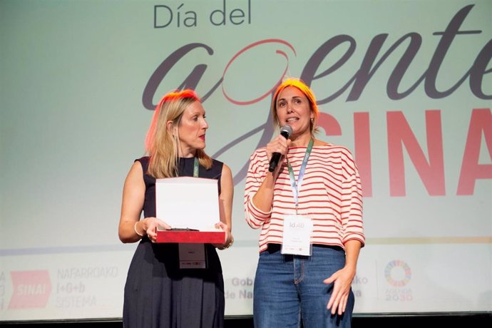 La científica Jaione Valle (d), Premio Investigadora 2024 del SINAI, con la consejera de Universidad, Innovación y Transformación Digital del Gobierno de Navarra, Patricia Fanlo.