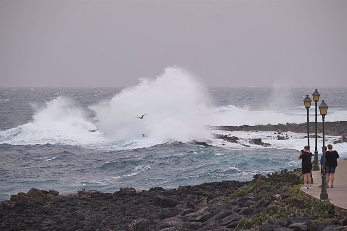 Archivo - El paseo marítimo de una playa de Fuerteventura con oleaje, a 27 de diciembre de 2022, en Fuerteventura, Las Palmas, Islas Canarias (España). 