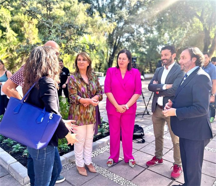 Asistentes a la inauguración en Córdoba de la asamblea de la Red de Municipios por la Agroecología, con Begoña García en el centro.