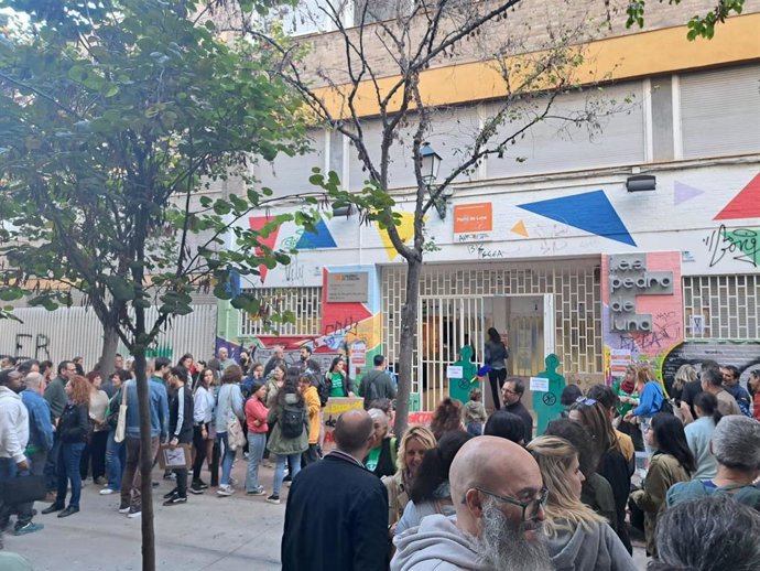 Concentración a las puertas del IES Pedro de Luna de Zaragoza.